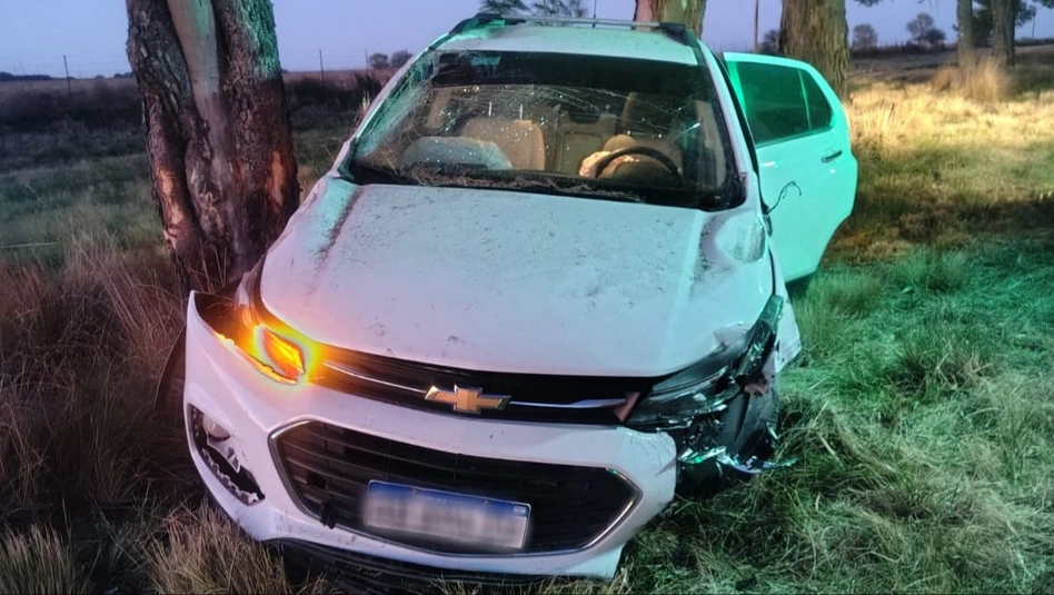 Anguil: vehículo chocó contra utilitario en la ruta 5, volcó y terminó contra un árbol