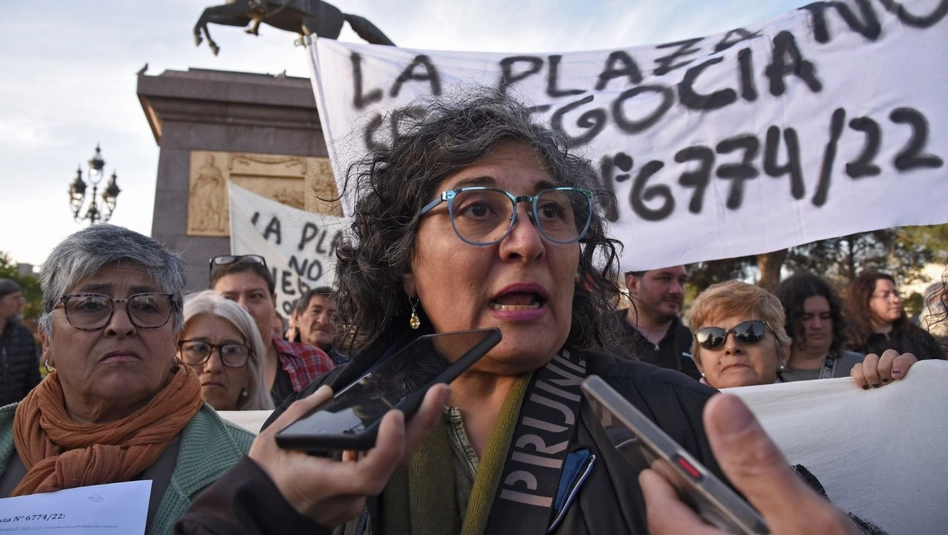 “Hay una ordenanza y se tiene que cumplir”: artesanos reclaman realizar la Feria del Regalo en Plaza San Martín de Santa Rosa