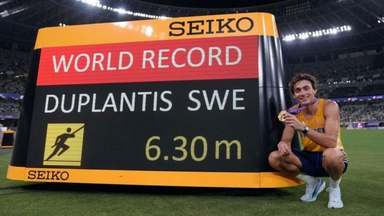 Atletismo: Duplantis rompió su propio récord y se consagró tricampeón mundial