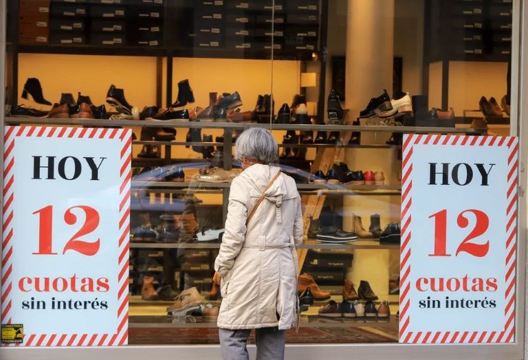 Las ventas minoristas cayeron 2,6% interanual en agosto y crece la dependencia de promociones y planes de pago