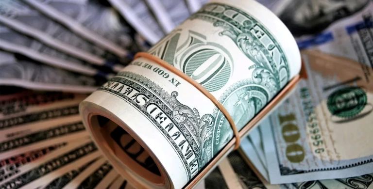 El dólar oficial marcó un salto en su precio y cerró por encima de los $1.400 tras la elección bonaerense