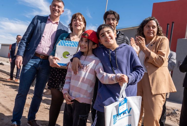 El Gobierno de La Pampa concluyó obras que Nación abandonó y 34 familias de 25 de Mayo ya tienen casa propia