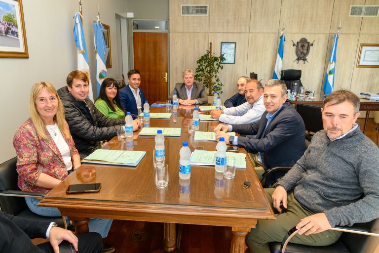 El gobernador Ziliotto firmó convenios con siete municipios para optimizar los desagües pluviales