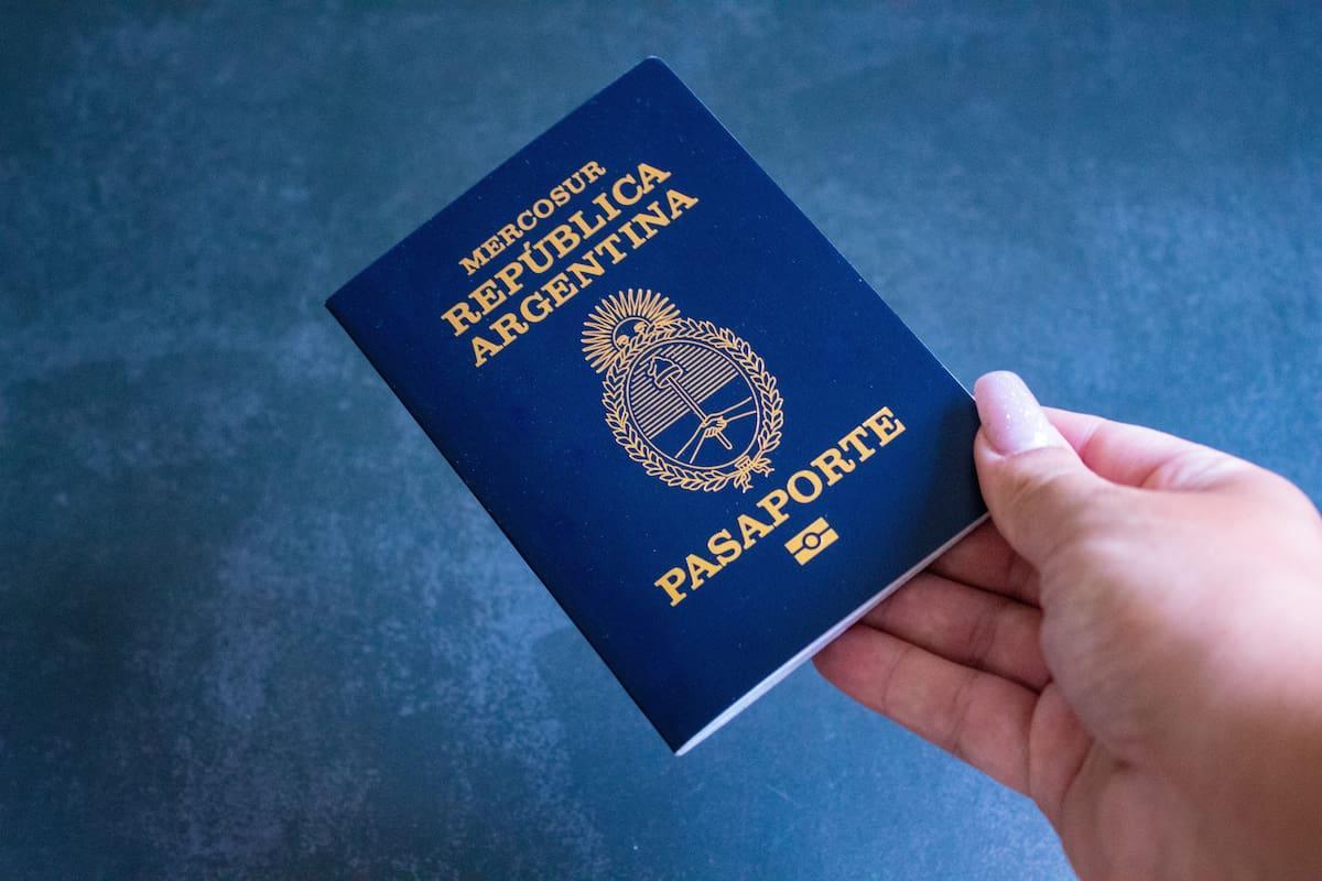 Alertan por fallas en la fabricación de miles de pasaportes argentinos y piden su devolución