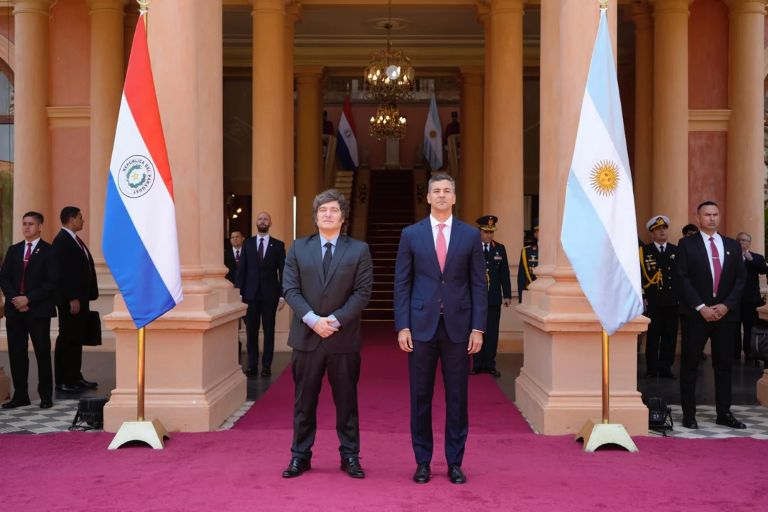 Milei mantuvo un encuentro bilateral con Santiago Peña en Paraguay
