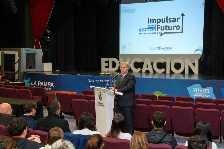 El gobernador Ziliotto lanzó el programa de becas “Impulsar Futuro” para garantizar el acceso a la educación superior