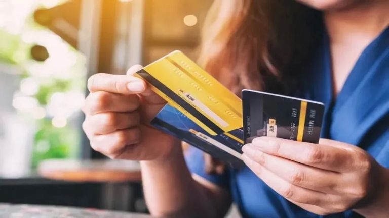 CABA: estafó a sus compañeras docentes usando sus tarjetas de crédito y piden su captura internacional