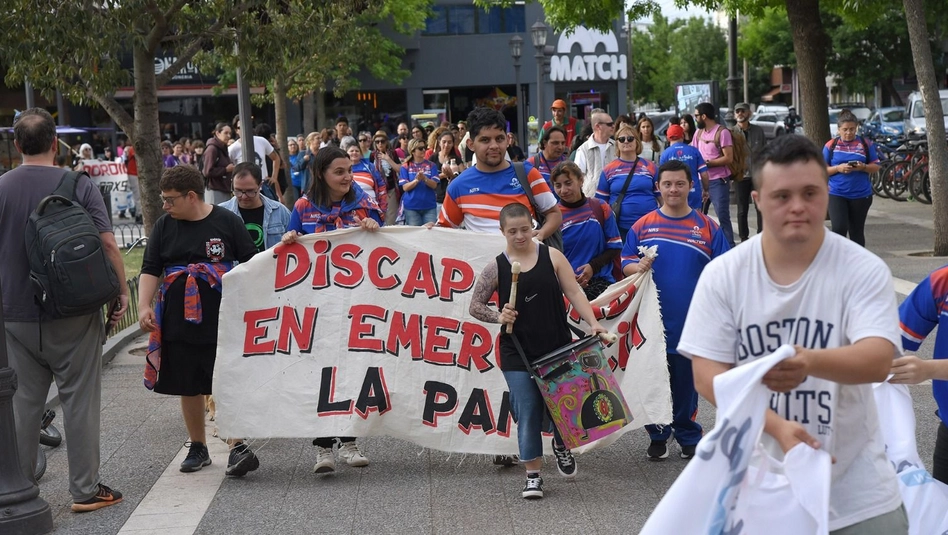 Amplia movilización en la Plaza San Martín contra el ajuste y el veto a leyes sociales