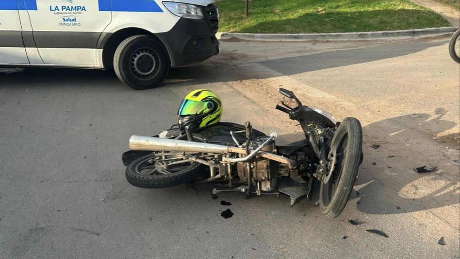 Motociclista hospitalizado tras chocar con una camioneta en la zona norte de Santa Rosa