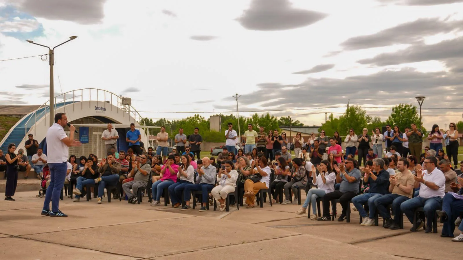 Santa Rosa: familias del barrio Micaela García obtuvieron el certificado de vivienda y ya tendrán el servicio de luz