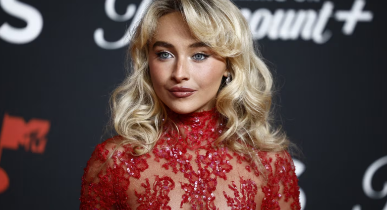 Sabrina Carpenter se presentó en “Saturday Night Live” e interpretó “Manchild” y “Nobody’s Son”