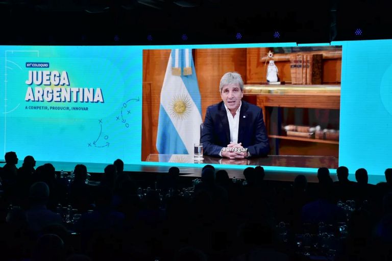 Caputo volvió a rechazar una devaluación para ganar competitividad e insistió con las reformas