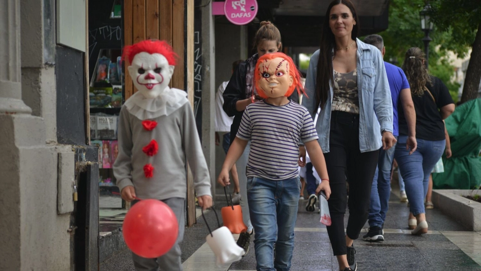 Dulce o truco: Halloween se celebró bajo la lluvia en Santa Rosa