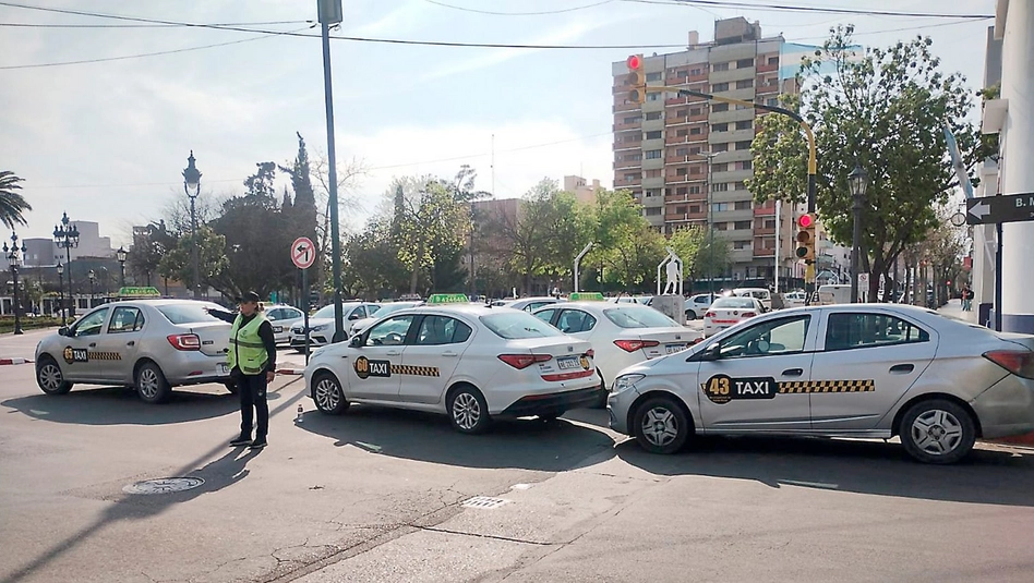 Taxistas de Santa Rosa intensifican sus reclamos contra Uber y exigen medidas al municipio