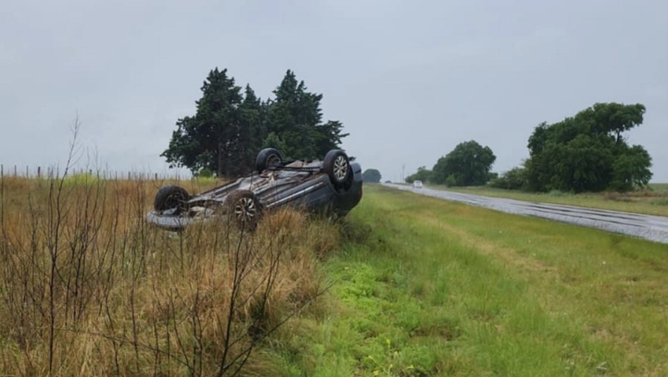 Ruta provincial 18: un automovilista volcó tras despistarse por un charco de agua