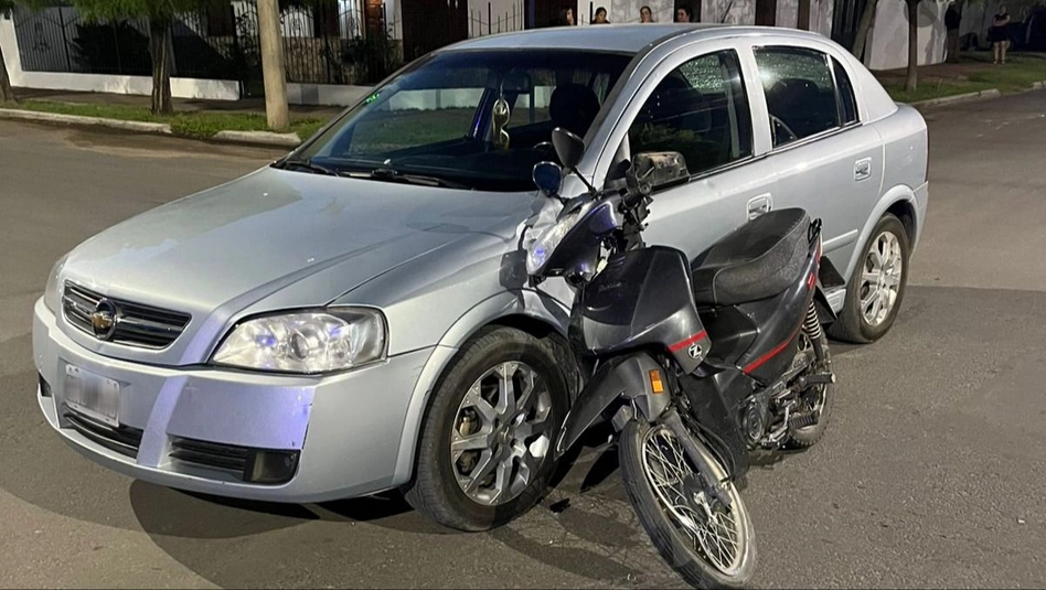 Toay: una joven sufrió una fractura tras un choque entre un auto y una moto