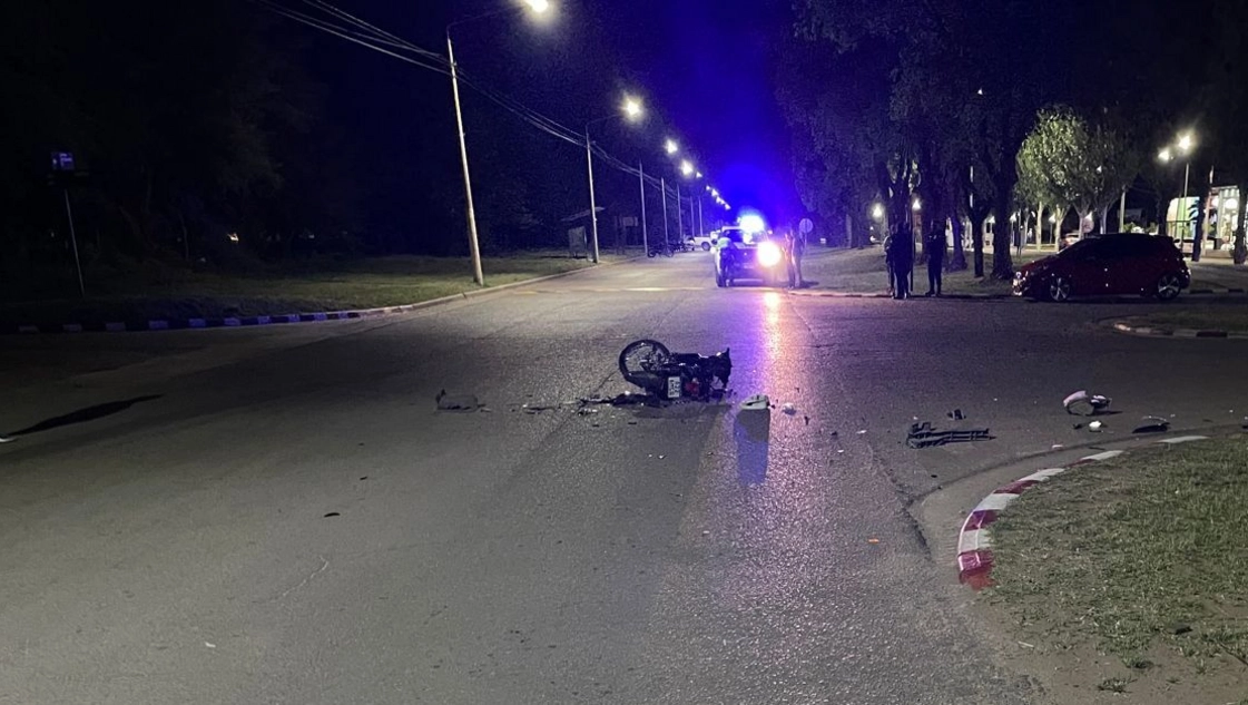 Toay: joven motociclista en estado crítico tras chocar contra un automóvil