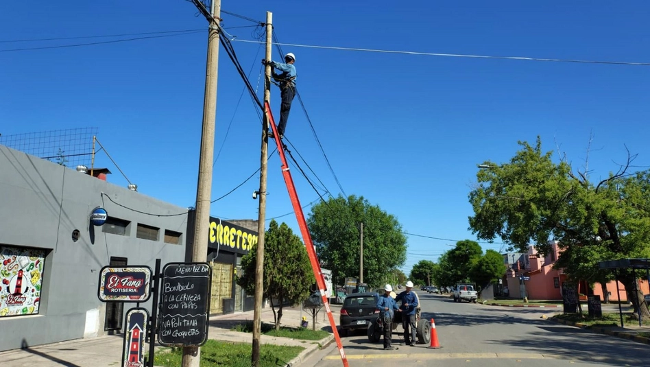 Continúa el cableado ilegal de Clarín en el barrio Butaló