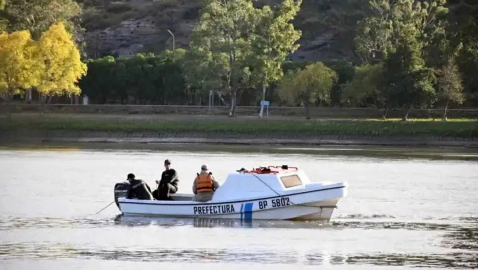 Buscan a tres menonitas en el río Negro