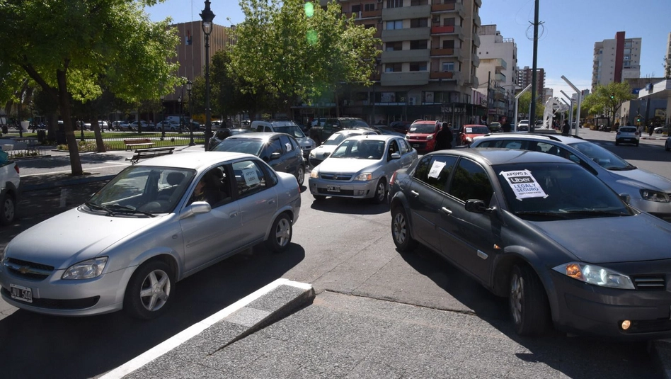 Santa Rosa: choferes de Uber protestan contra la exigencia de antigüedad vehicular que equipara el servicio con los taxis