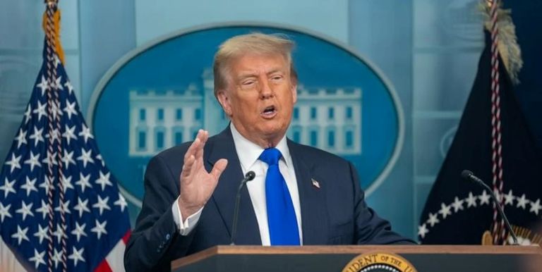 Trump redobla la presión contra Maduro y anunció el “cierre total” del espacio aéreo de Venezuela