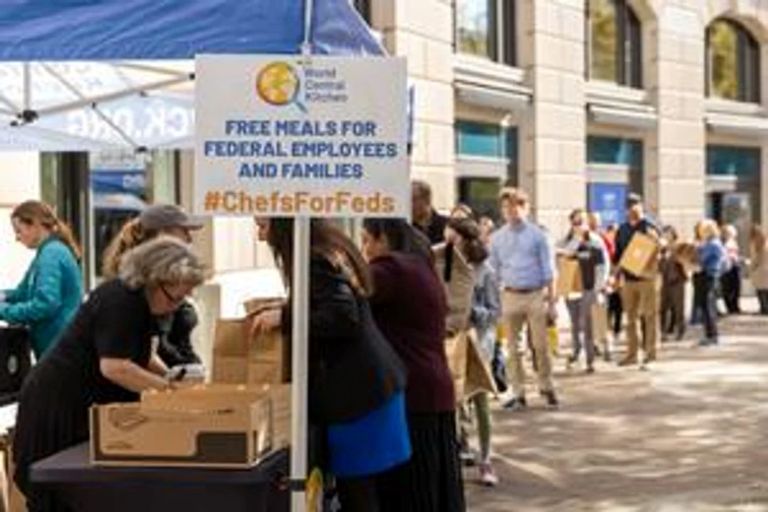 Estados Unidos: más empleados federales recurren a la asistencia alimentaria