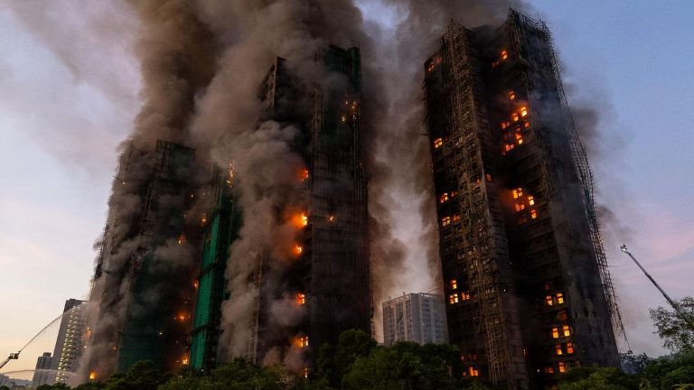 Hong Kong: se incendia un edificio residencial en el norte del país y hay cuatro muertos