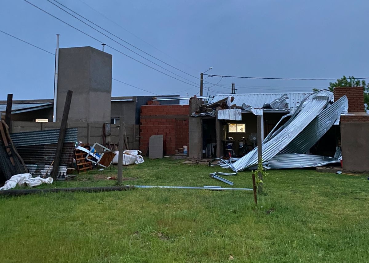 Intendente Alvear sufre severos destrozos tras un violento temporal