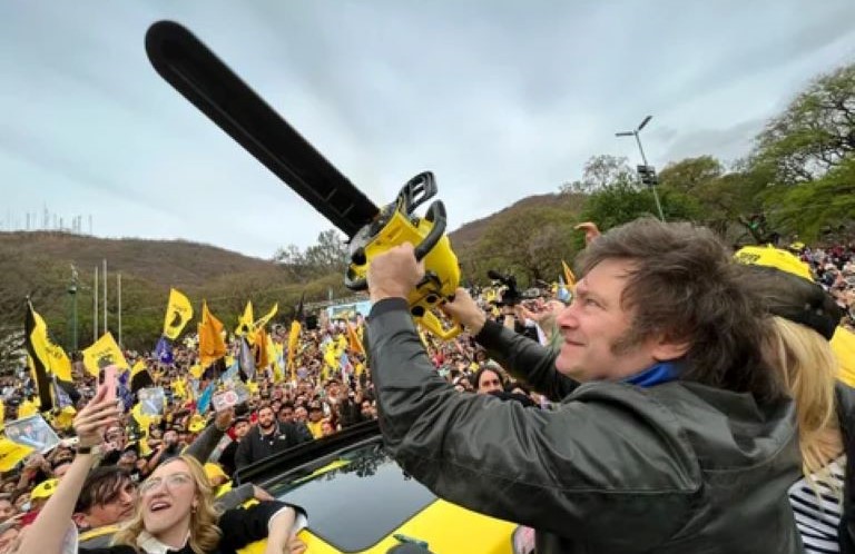 Milei le dijo a medios extranjeros que “sigue la motosierra”, que “quiere llevar el gasto público al 25% del PIB y recortará seis puntos más”