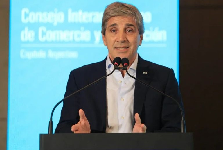 Caputo habilita dolarización de deudas de ARCA con exportadores e importadores