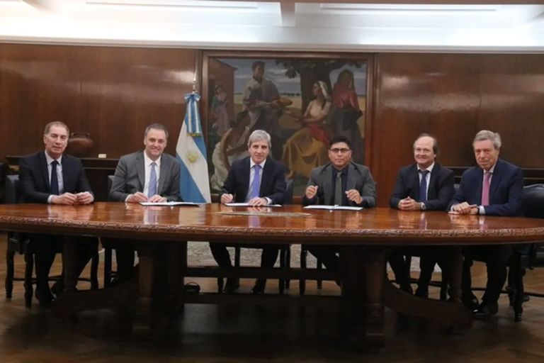 Neuquén y Santa Cruz firmaron con la Nación la quita de las retenciones al petróleo