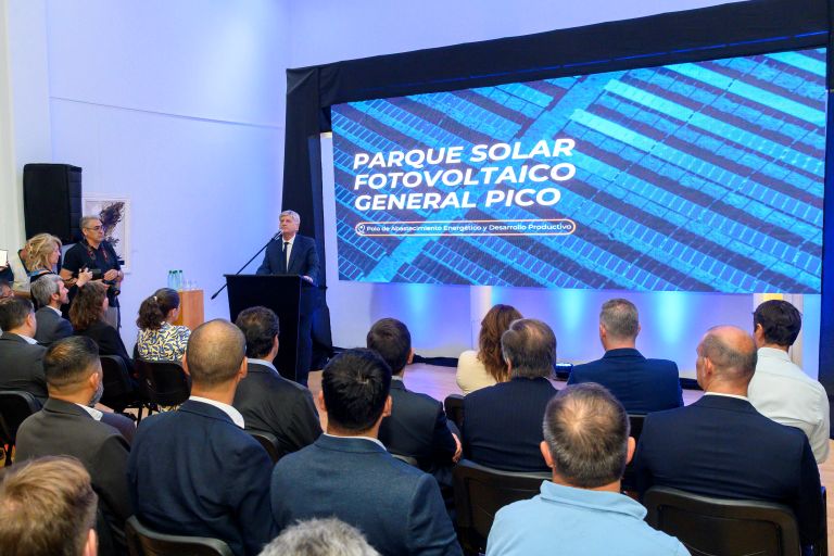 Ziliotto firmó en General Pico el contrato del primer parque solar con inversión privada