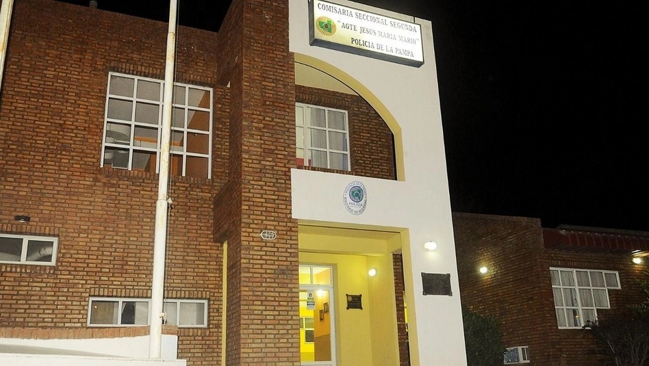 Santa Rosa: robó prendas de una tienda y lo atraparon oculto entre los arbustos