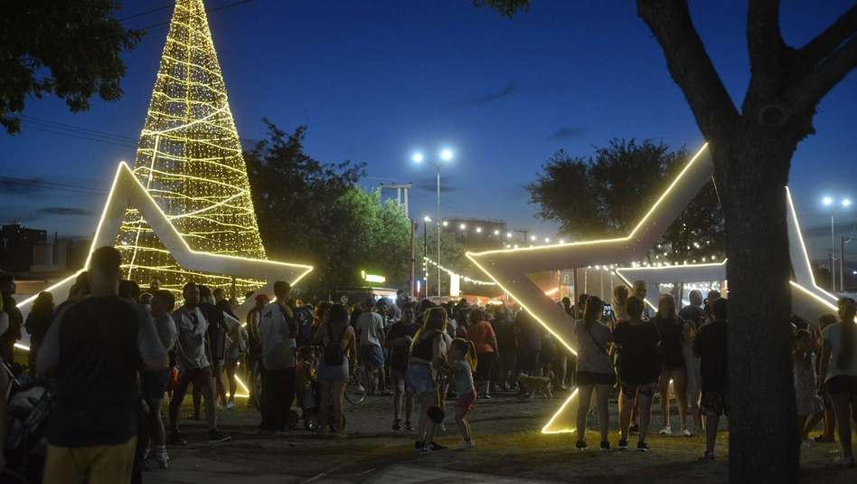 Santa Rosa encendió su pino navideño con una multitud en el Parque Lineal