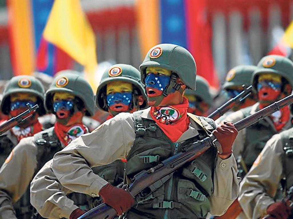 Ante el despliegue militar de Estados Unidos, Venezuela recluta 5.600 nuevos soldados