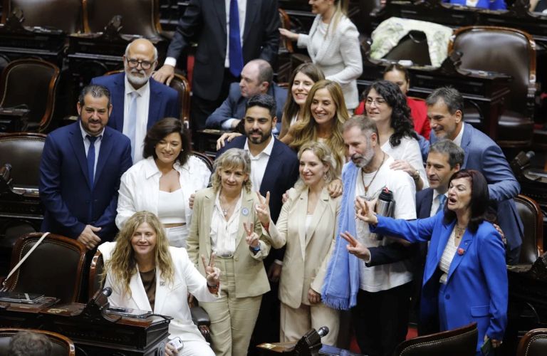 Fuego cruzado en Diputados: cánticos e insultos entre libertarios y peronistas en la jura