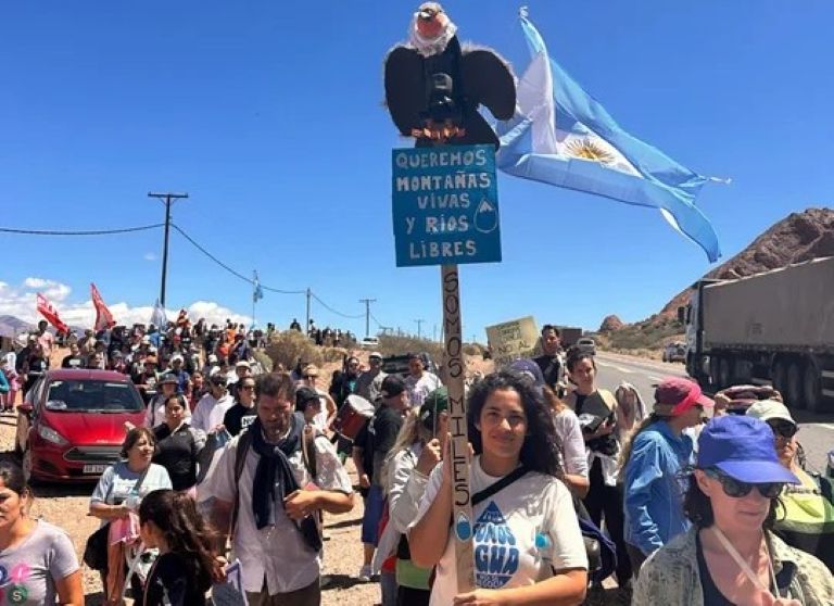 Mendoza: “El agua no se negocia”, masiva caravana contra el proyecto minero que respaldó Milei