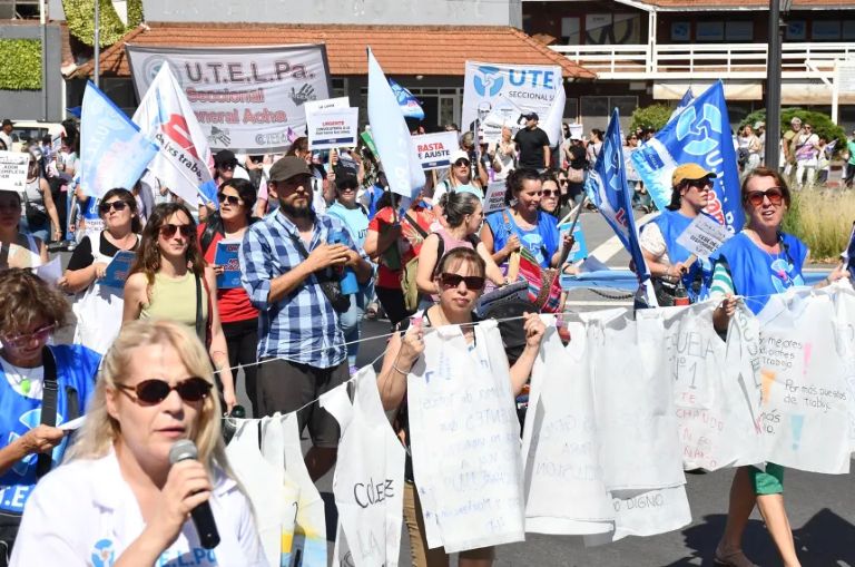 Utelpa se movilizó en Santa Rosa pidiendo “no queremos más ajuste” y confirmando un acatamiento del 90 por ciento al paro docente