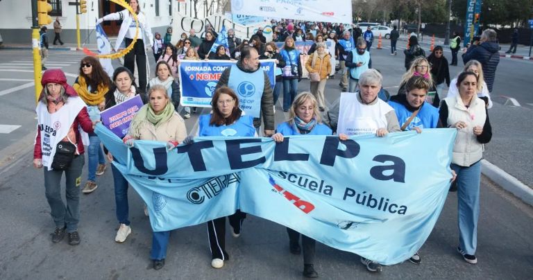 Se desarrolla el paro de docentes de Utelpa en toda la provincia